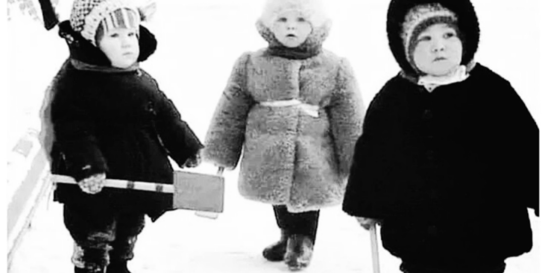 Санки, «гармошка» и три кофты: как мы ходили в садик при -30. Вспоминаем морозное советское детство