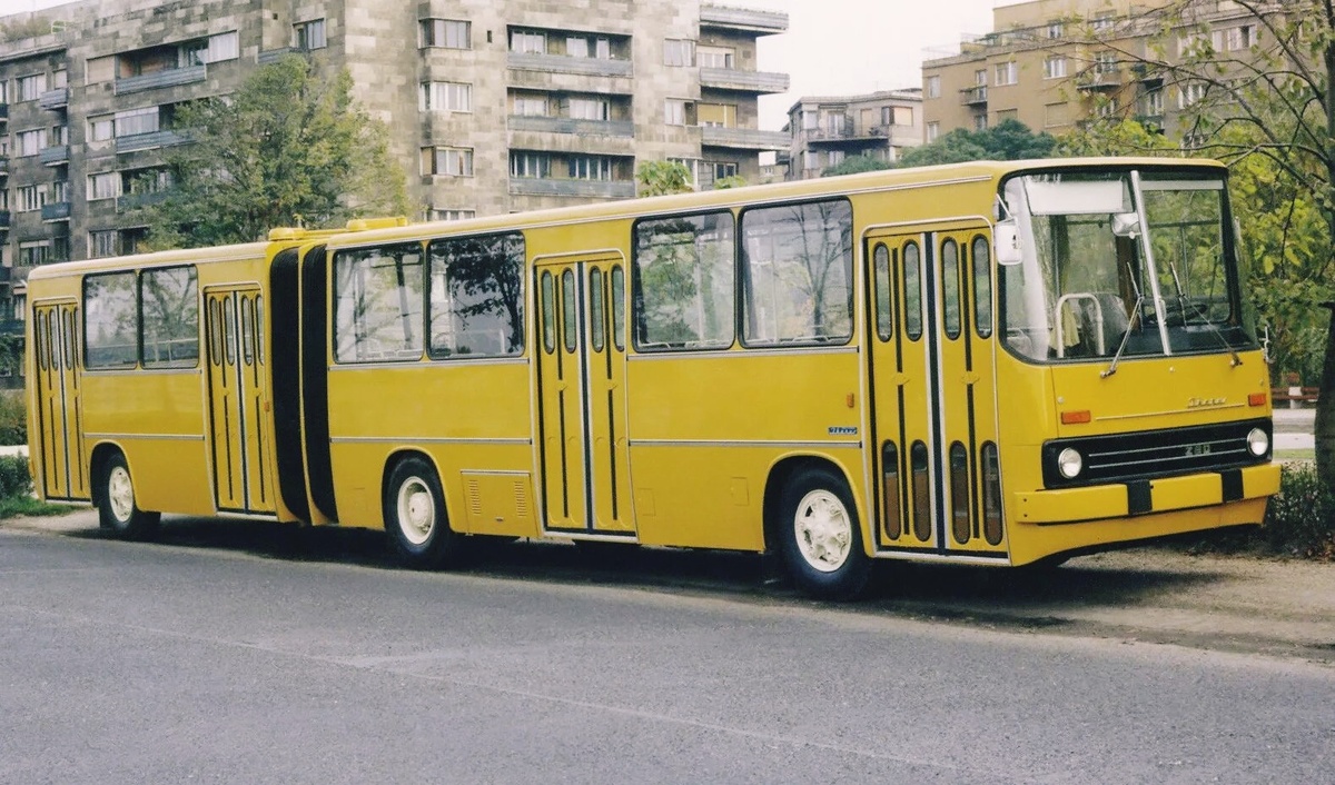 Автобус-гармошка. Помните такие?