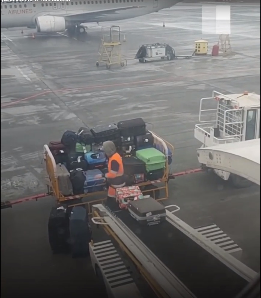 Выгружают чемоданы