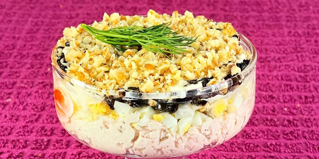 Это не "Оливье" и не "Шуба", это лучший салат на новогодний стол. Без него мы не празднуем Новый год! Покоряет сразу