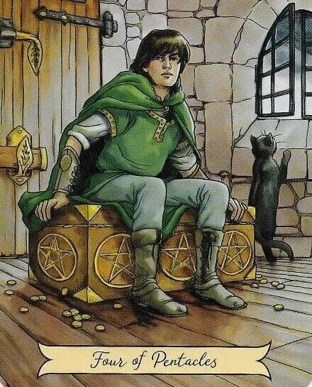 Четверка Пентаклей Everyday Witch Tarot. Эта карта связана с экономией своих ресурсов, жадностью и страхом потерять. 
