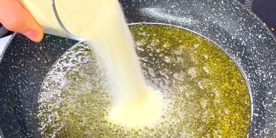 Насыпьте манку в кипящее масло, этот рецепт уже свел с ума весь мир. Хрустящее лакомство за 5 минут