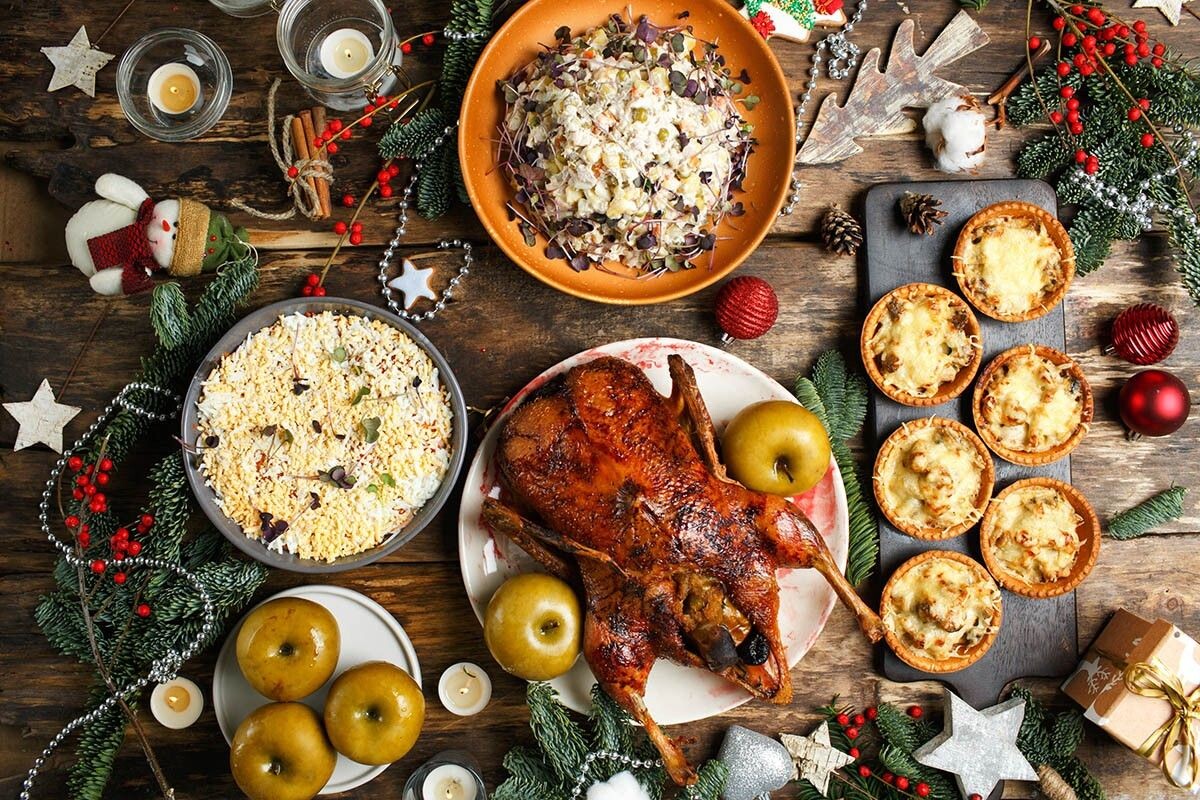 Как бюджетно накрыть стол на Новый год? Источник: margoantipenkova / Shutterstock / FOTODOM📷
