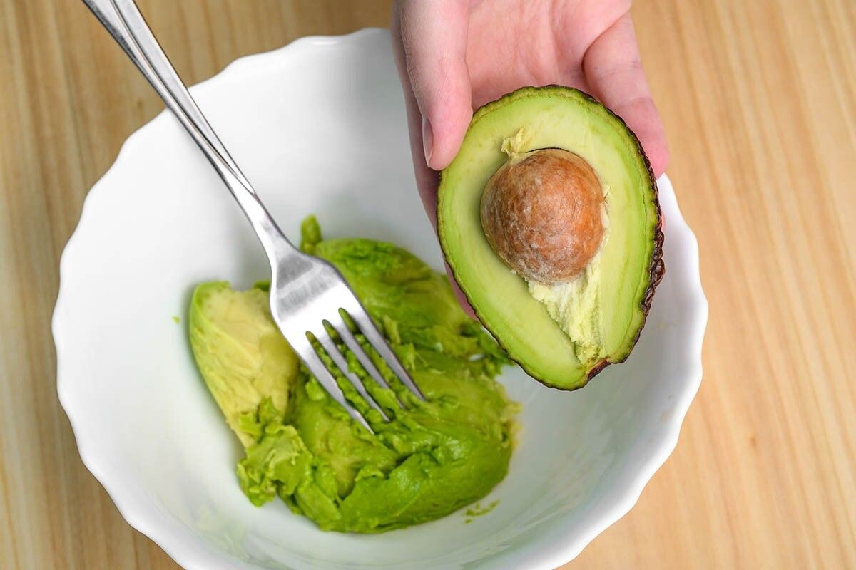 Спелый авокадо легко размять вилкой в пюре. Источник: PawelKacperek / Shutterstock / FOTODOM📷

