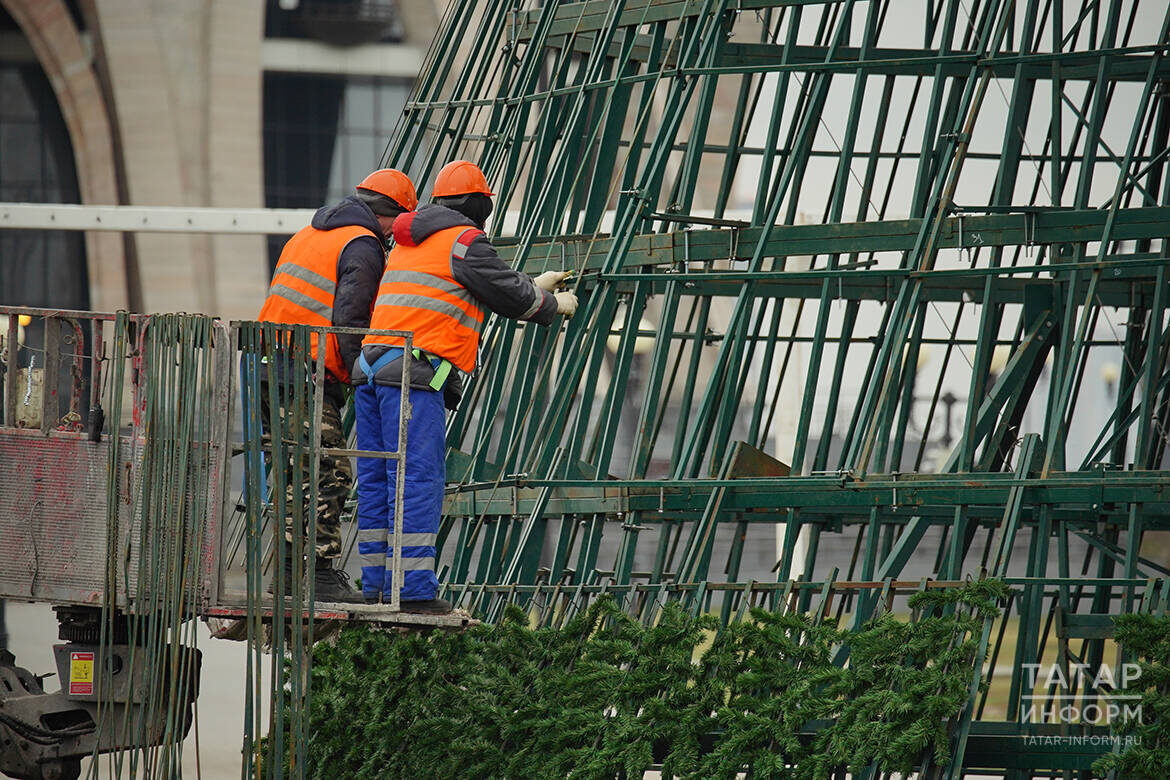 У Центра семьи «Казан» уже устанавливают 35-метровую елкуФото: © Владимир Васильев / «Татар-информ»