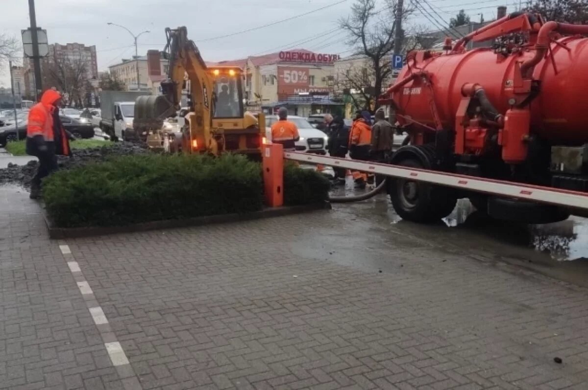    Специалисты устраняют порыв на улице Зиповская