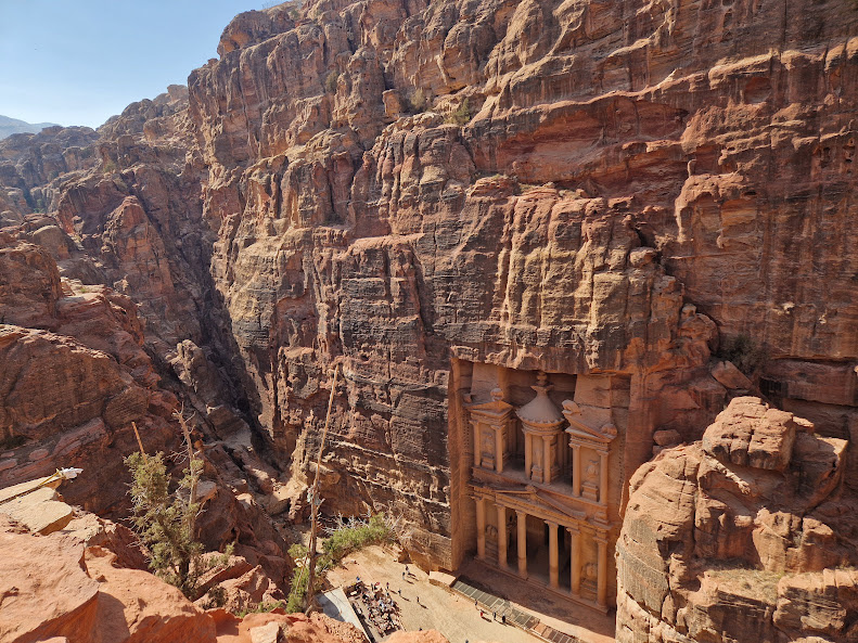 Чтобы увидеть Сокровищницу Эль Хазне, главную достопримечательность Петры, с такого ракурса и с такой высоты, пришлось сначала ехать верхом на муле, а потом подниматься пешком по крутой тропе среди скал. Расскажу об этом в статье.