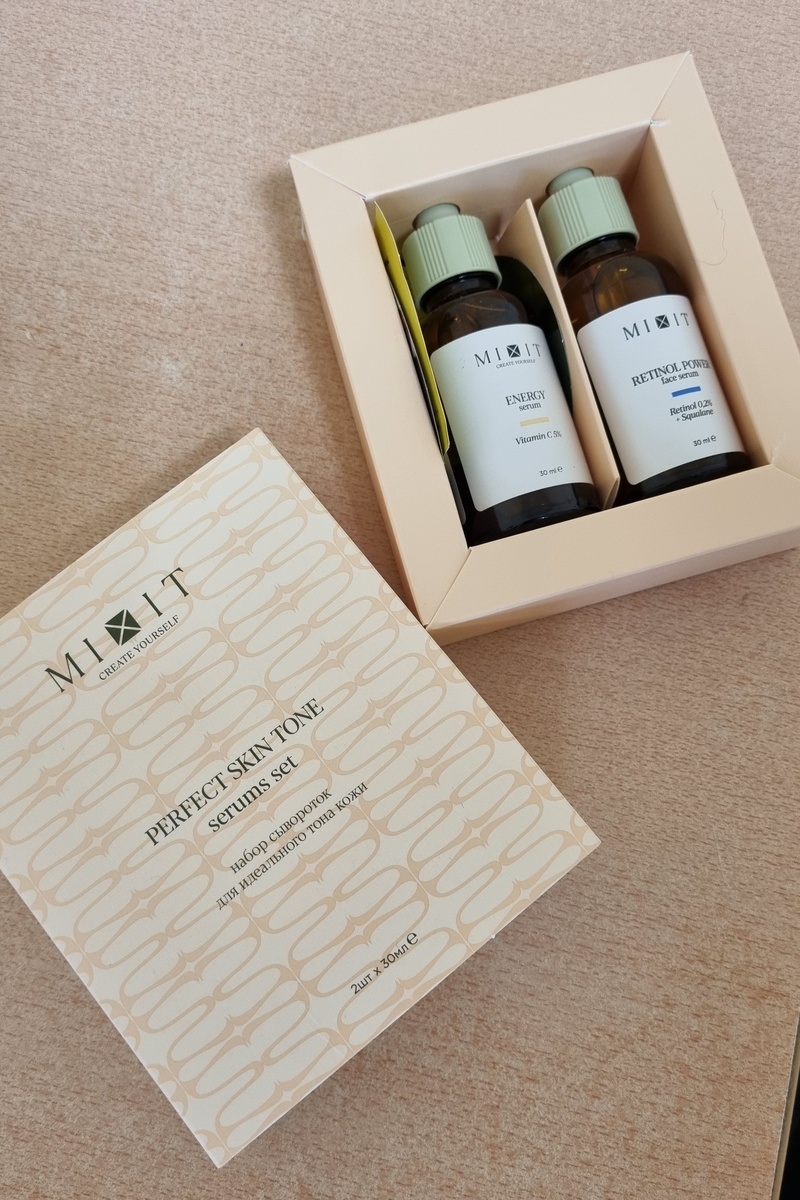 Как раз перед отъездом получила набор сывороток Mixit: утренняя с витамином С и вечерняя с ретинолом. С ретинолом прямо масляная, но оно и понятно, там же масло макадамии. Мне очень понравился и продукт, и упаковка)