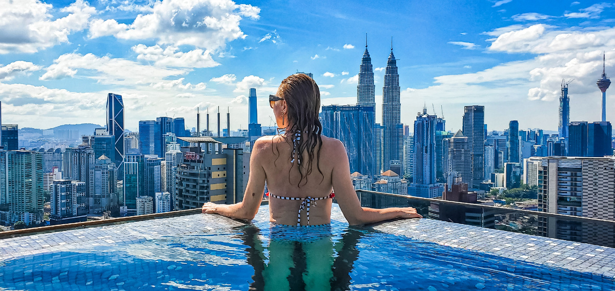 Шикарный вид на Куала-Лумпур и башни Петронас с 48 этажа наших апартаментов