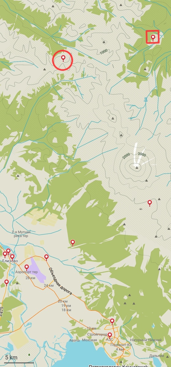 Красный кружок вверху карты - Красноармейский перевал, где произошла трагедия. Красный квадратик - Налычевская долина, куда вёл маршрут. Слева внизу -  Елизово, город-спутник Петропавловска-Камчатского. Красные отметки в городе и к востоку от него - я там был в 2021 году.