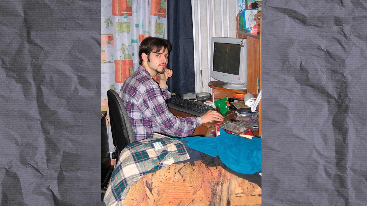 Молодой Дмитрий Безродний играет в Warhammer 40,000: Dawn of War. За полгода до устройства на первую работу