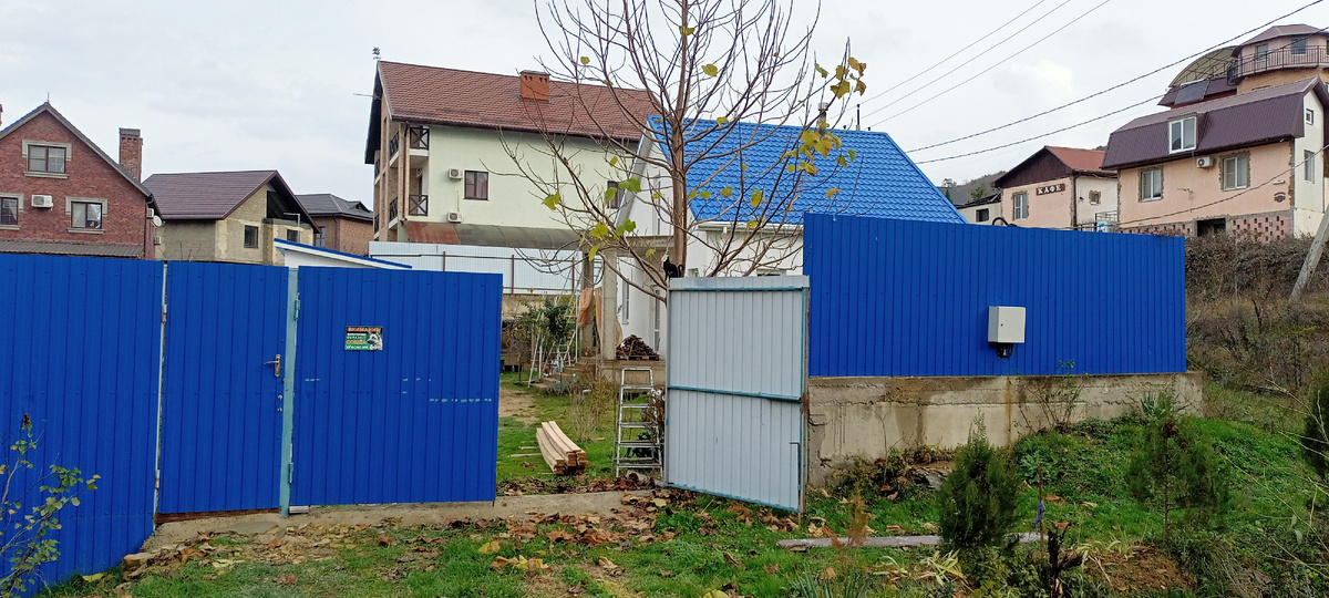 Редкий случай - мои ворота открыты. Бывает примерно раз в год. Не каждый год