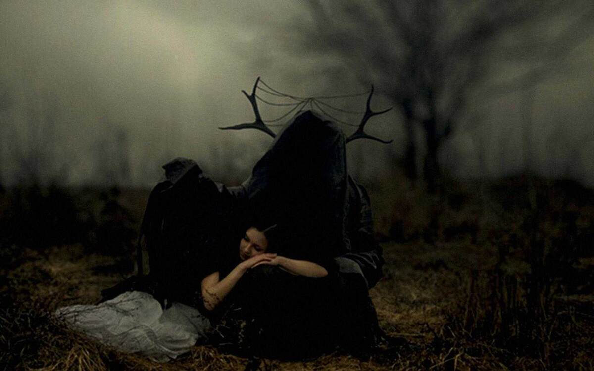 Спустя долгие годы у Кости находится родной дядя, и забирает его из детдома. Костя переезжает в деревню, где ему предстоит столкнуться со старинной легендой о таёжной ведьме. Всё бы ничего. В какой деревне нет своей легенды? Вот только Костю с раннего детства мучают сны-видения, в которых он неизменно видит странную, зеленоглазую девушку... Реальность переплетается с видениями. Костя пытается разобраться в чём дело, но ещё больше запутывается...