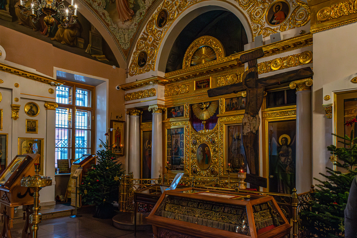 Распятие при входе в храм. Фото автора