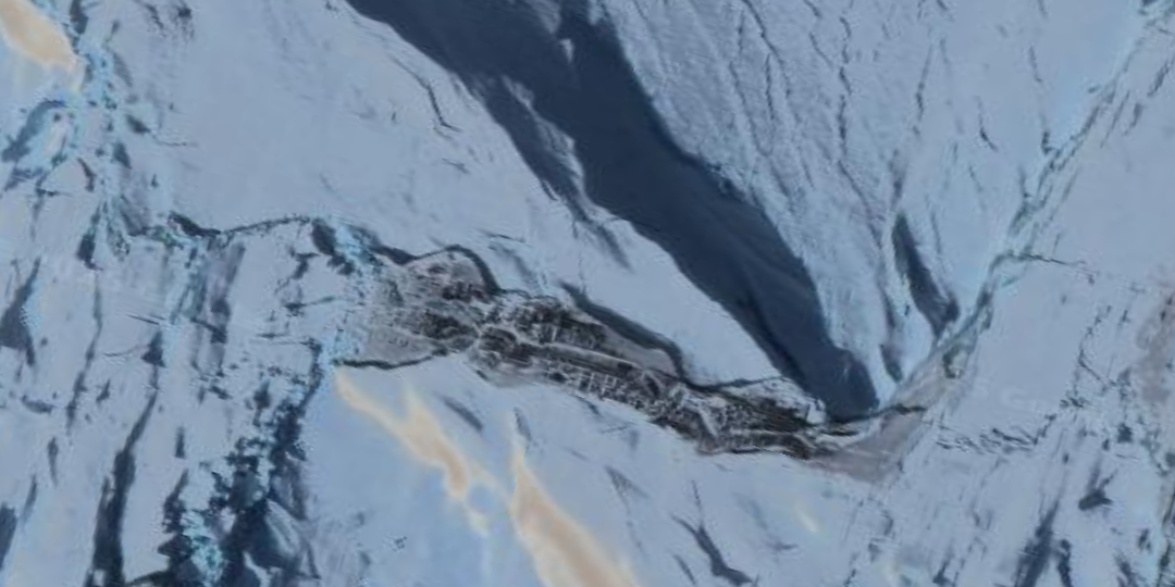 На снимках Гугл в Антарктиде исследователи обнаружили структуру, напоминающую небольшой город