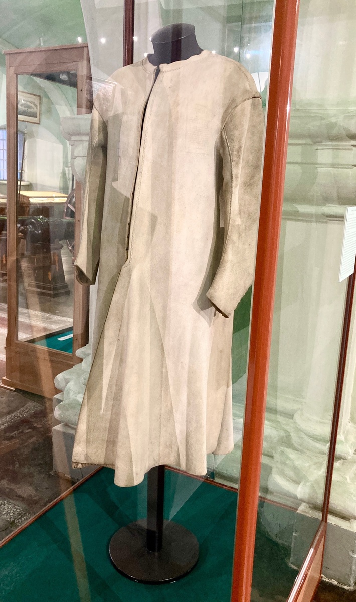 Кожаная куртка (кожан) Петра I. Лосиная кожа. Из собрания Военно-исторического музея артиллерии, инженерных войск и войск связи (Санкт-Петербург). Фотография автора, январь 2025 года