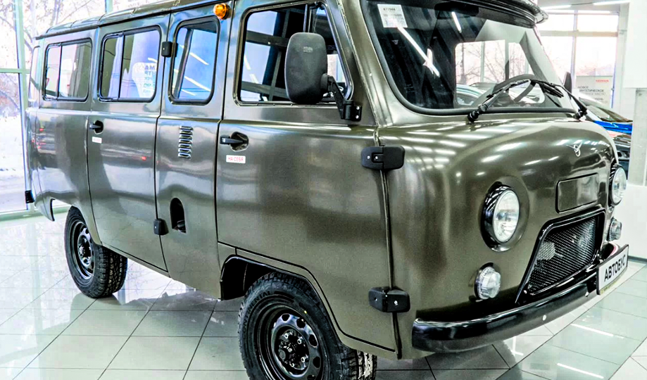 Зашел в салон УАЗ - хотел купить «Буханку» 2025 года. Цена 1.600.000 руб, а кузов уже весь гнилой. Менеджер нашел кучу отговорок