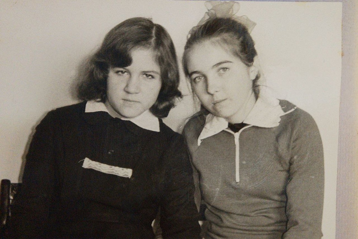 Галя Трояшкина и сестра Наташа. 13 лет. Фото из семейного архива.