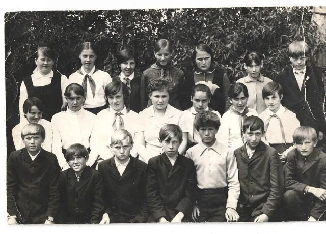 7 класс «Б» 1973 год. Слева направо, верхний ряд: Таня Золотова, Рима Козлова, Галя Сысуева, Валя Зарзова, Люба Горбатова, Маша Воеводина, Ваня Герасин;
средний ряд: Тоня Карташова, Люба Тарасеева, Нюра Садова, классный руководитель Александра Георгиевна Прозорова, Таня Трояшкина, Валя Горбачева, Маша Молодкина; 
нижний ряд: Витя Максимов, Миша Горбачев, Ваня Сысуев, Вова Горбатов, Саша Грачев, Вова Шлеин, Витя Кузнецов. Фото из личного альбома Антонины Горбачевой (Карташовой).