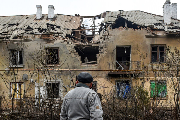 Последствия обстрела многоквартирного дома в Донецке / Таисия Воронцова/РИА Новости  