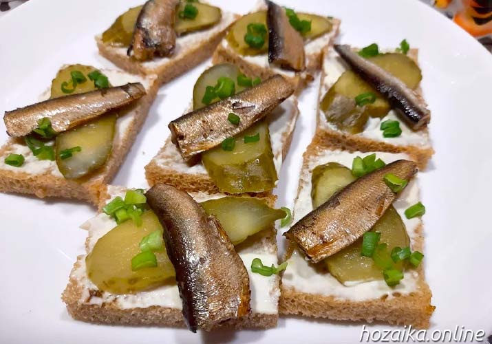 Классические бутерброды со шпротами