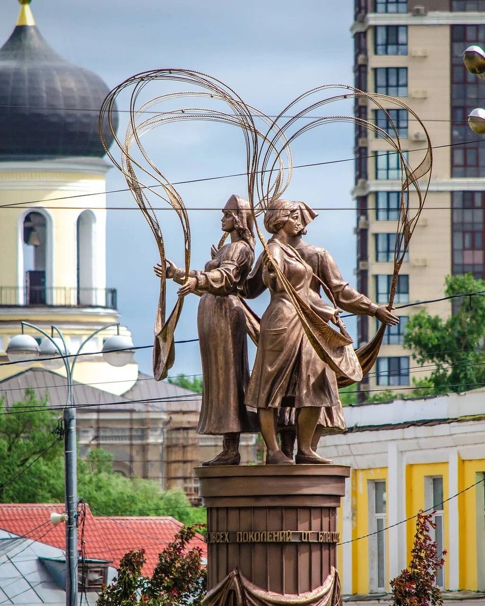 Девушки держат в руках нити, которые символизируют связь поколений работников шелкопрядильной фабрики. Фото: Roman Polyakov / Яндекс Карты