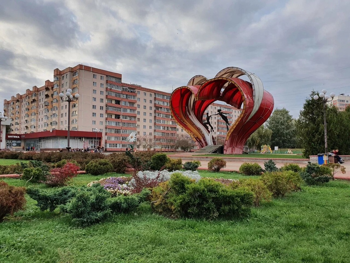 Без этой фотозоны не обходится ни одна городская свадьба. Молодожёны проходят сквозь купол, загадывают желания и делают памятные кадры. Фото: Щукин Дмитрий / Яндекс Карты