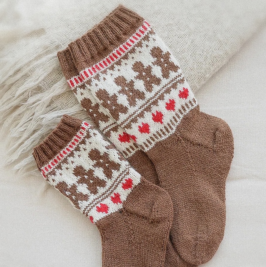 "Джинджербрэд Лав Сокс" от DROPS Design