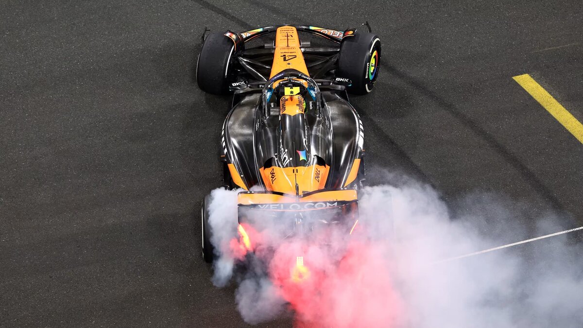   Ландо Норрис празднует победу в чемпионате