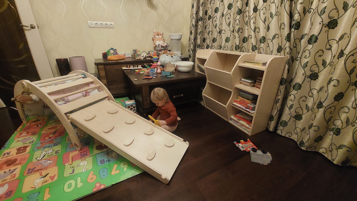 Стол и тумбу, надеюсь, скоро отдадим. Поставим туда платяной шкаф