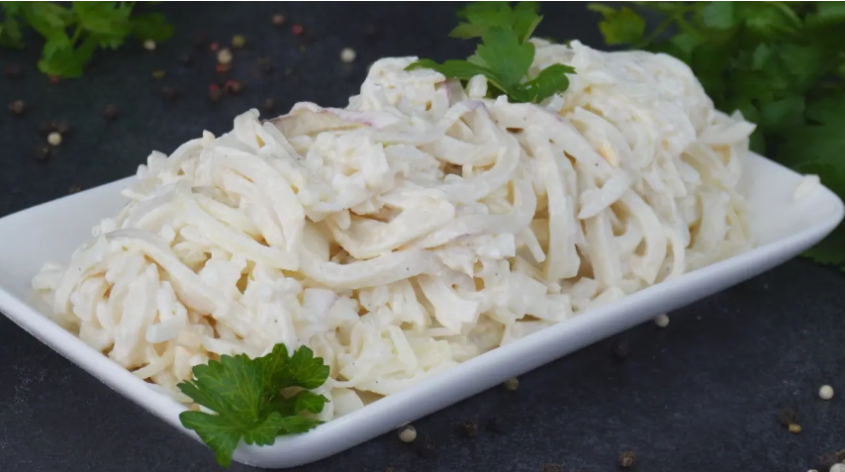 Готовится раз, а вспоминают его годами. Салат «Белый», готовлю на все праздники и когда хочу себя порадовать...