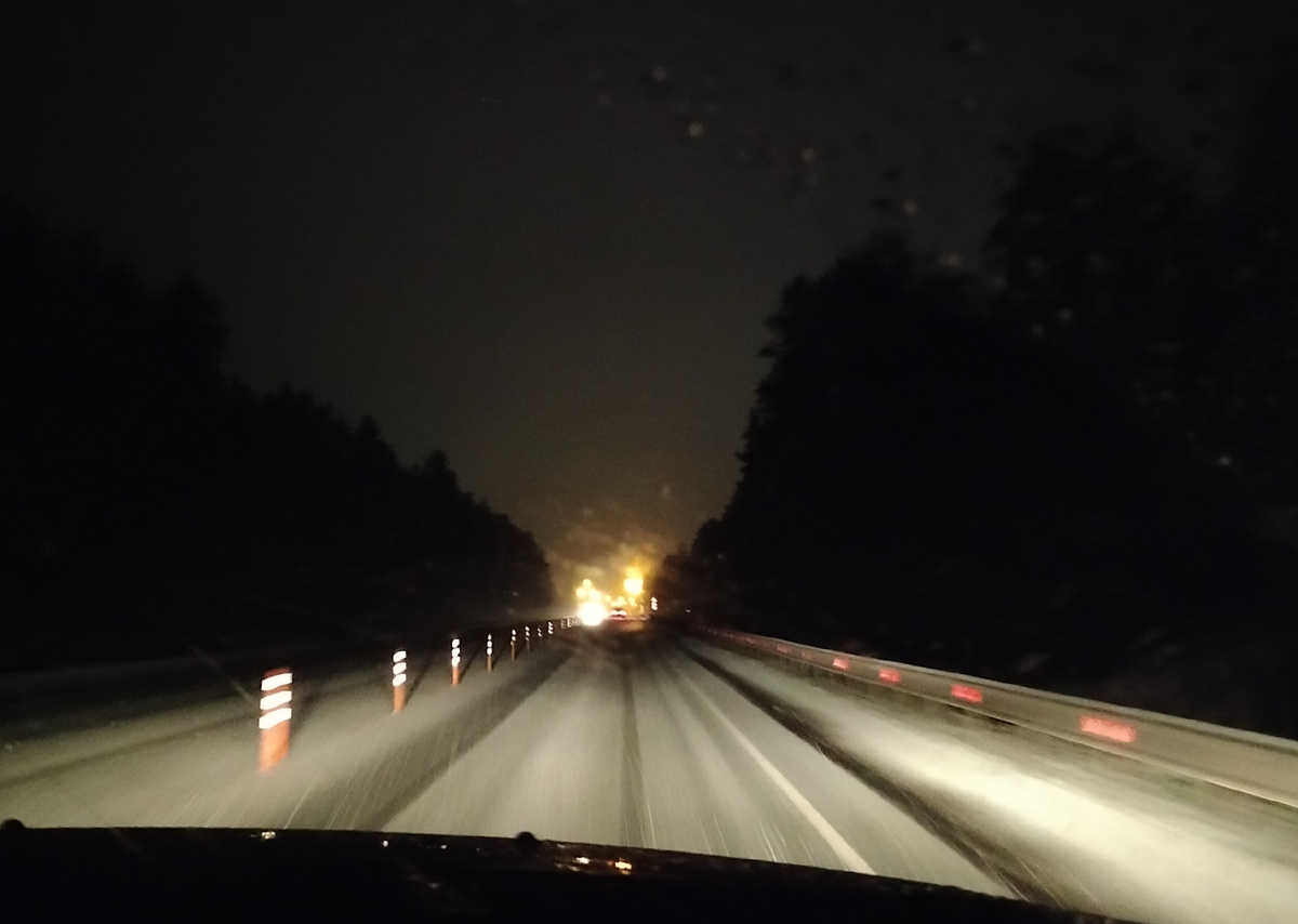 Приближаемся к Пскову. Немного видны косые линии – снежные росчерки