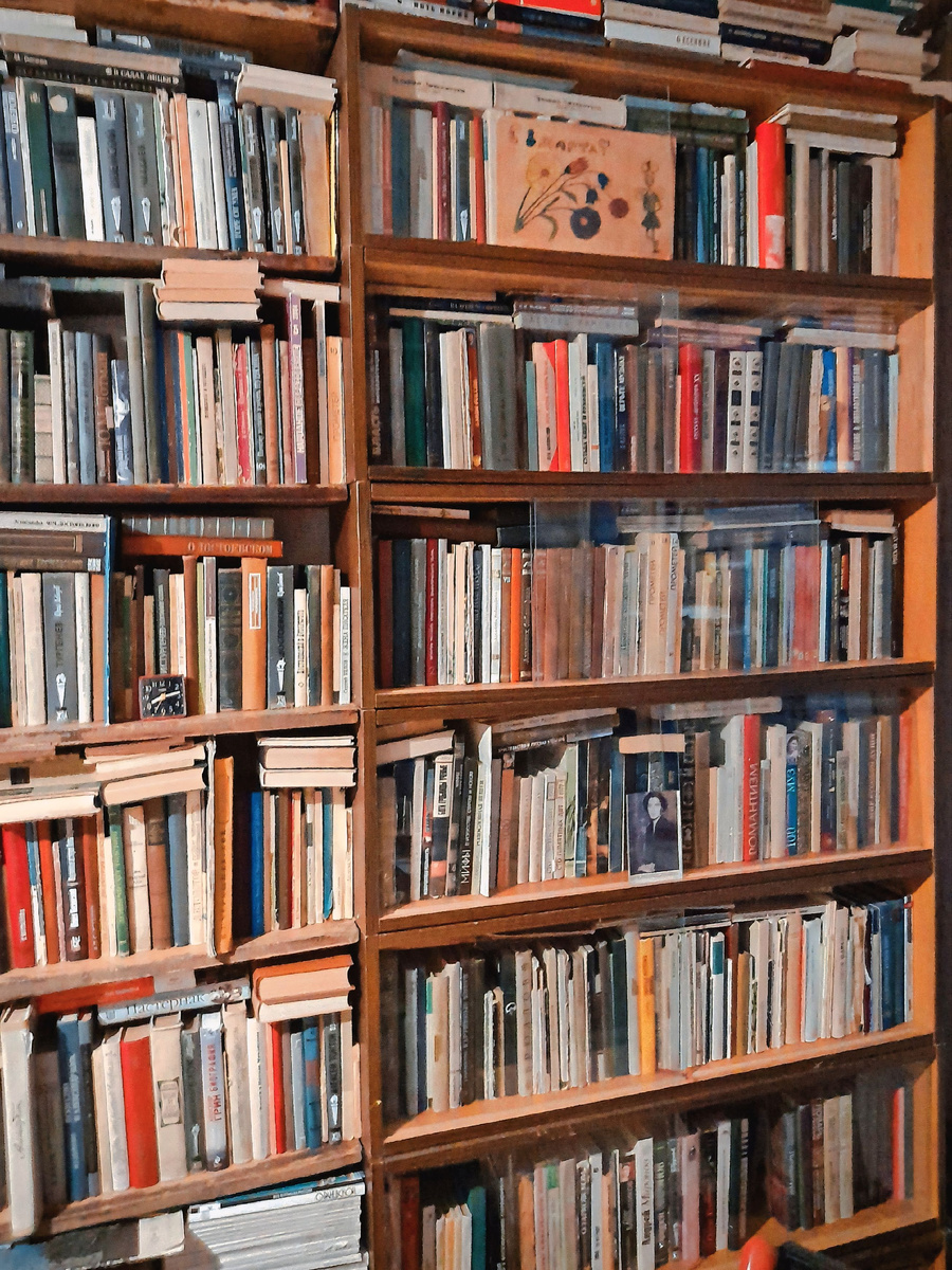 Фото: из личных архивов Лидии Капуцыной. Домашняя библиотека.