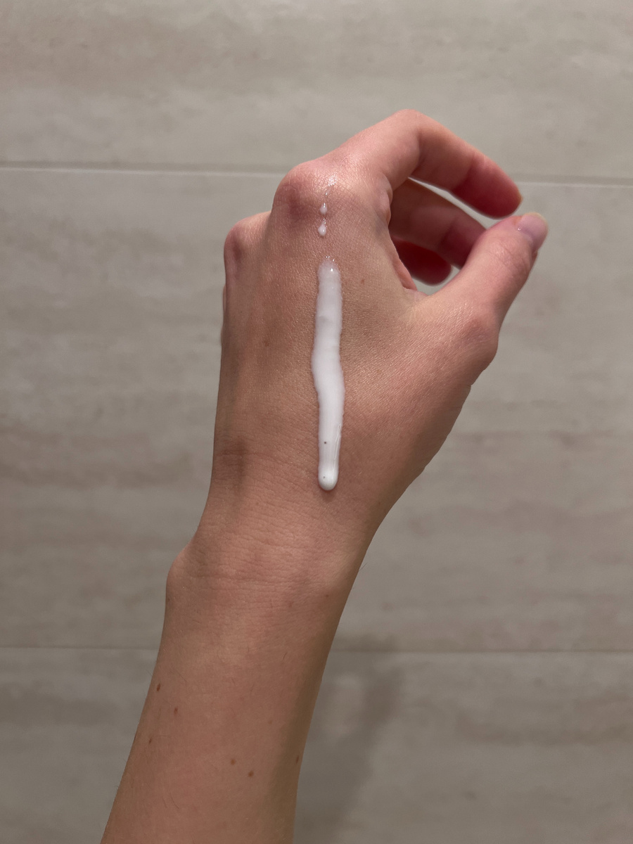 У сыворотки достаточно жидкая, практически флюидная текстура белого цвета