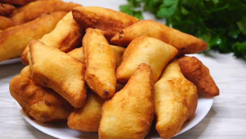 Всего три ингредиента и пустая сковорода через полчаса. Не лепешки и не пирожки: эти луковые Баурсаки на кефире съедаются за минуты...