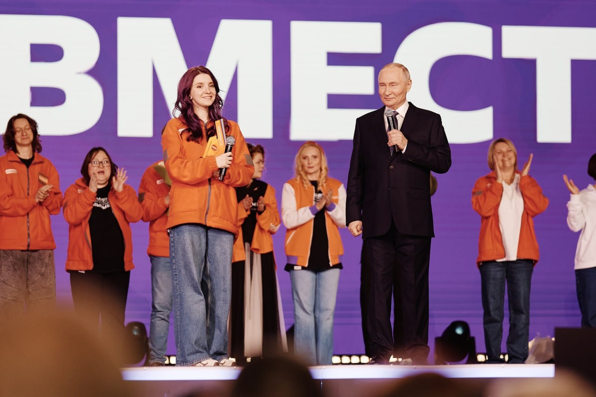 На фотографии: Президент России Владимир Путин и Волонтёр года Анна Плужникова