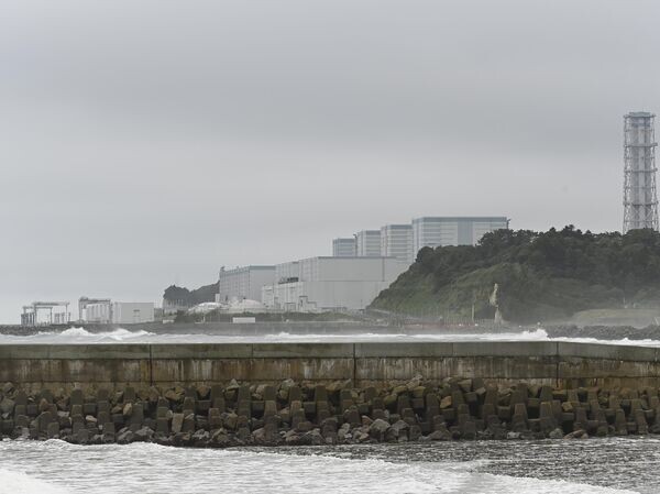 Сброс воды с АЭС "Фукусима-1" остановлен после землетрясения в Японии