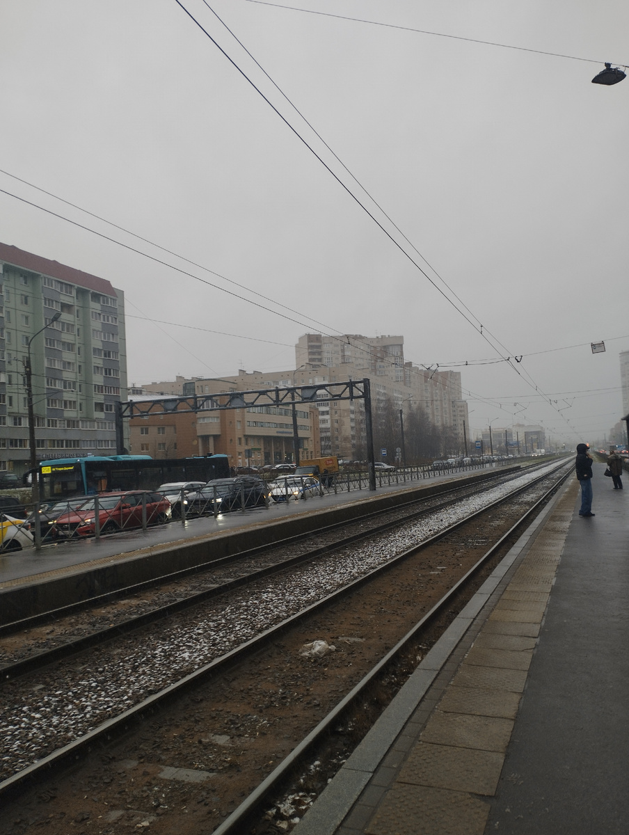 Царство серого мира с серыми зданиями и серыми фигурами людей :)