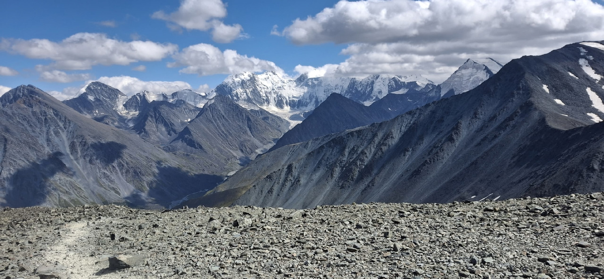 Горный Алтай. Перевал Кара-Тюрек. Высота 3040 метров, вид на гору Белуха. Июль 2025.