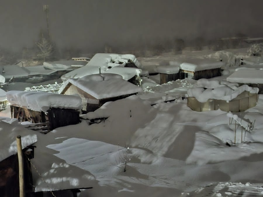 Снег уже кидать некуда