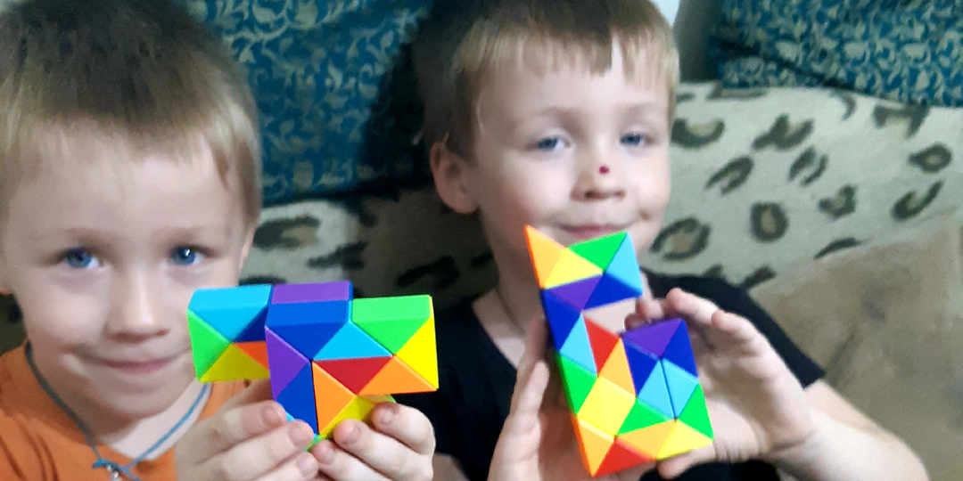 ЗМЕЙКА-РАДУГА. ИЛИ КАК ЗАБЫТАЯ ИГРУШКА ИЗ МОЕГО ДЕТСТВА ПОКОРИЛА СЕРДЦЕ НАШИХ ОЗОРНИКОВ