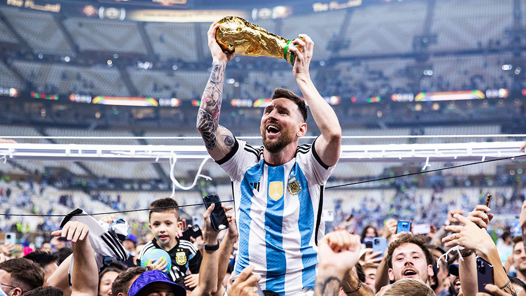 Месси с Кубком Мира 2022 года.