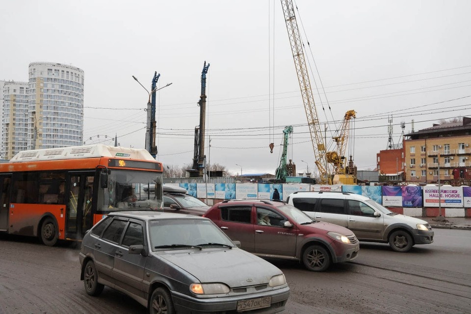    Парковку ограничат на участке улицы Родионова с 29 декабря Александр ВОЛОЖАНИН