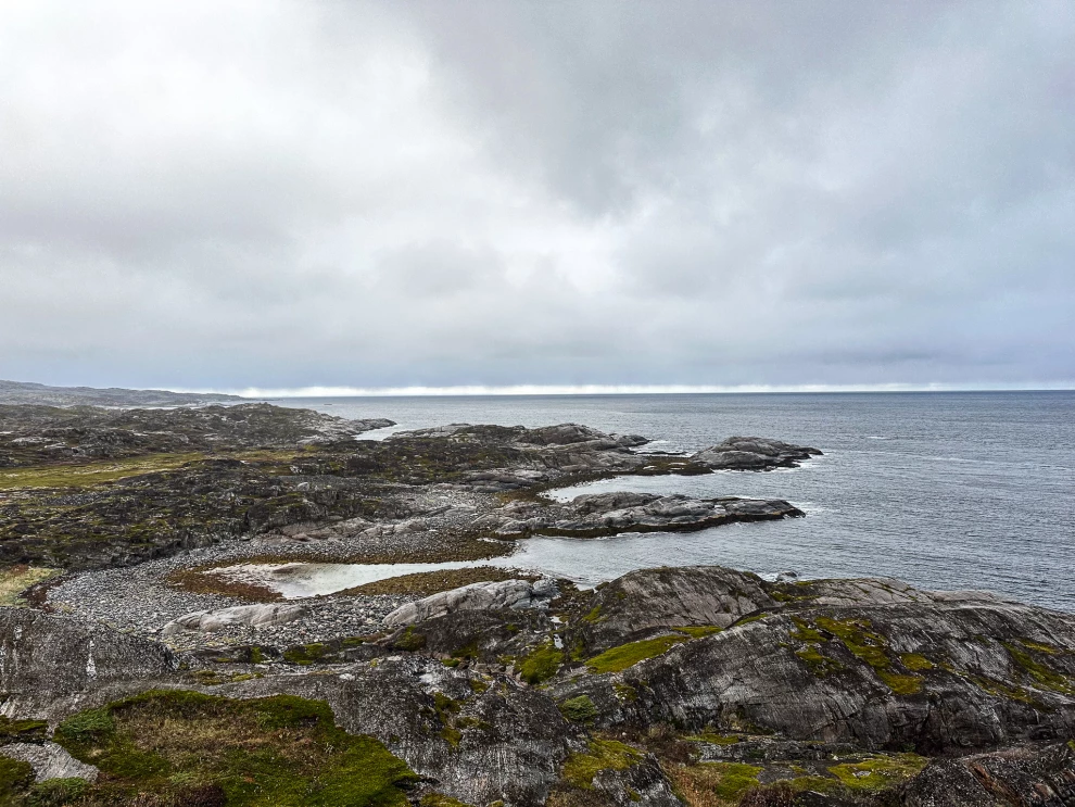 Скалистый берег поселка