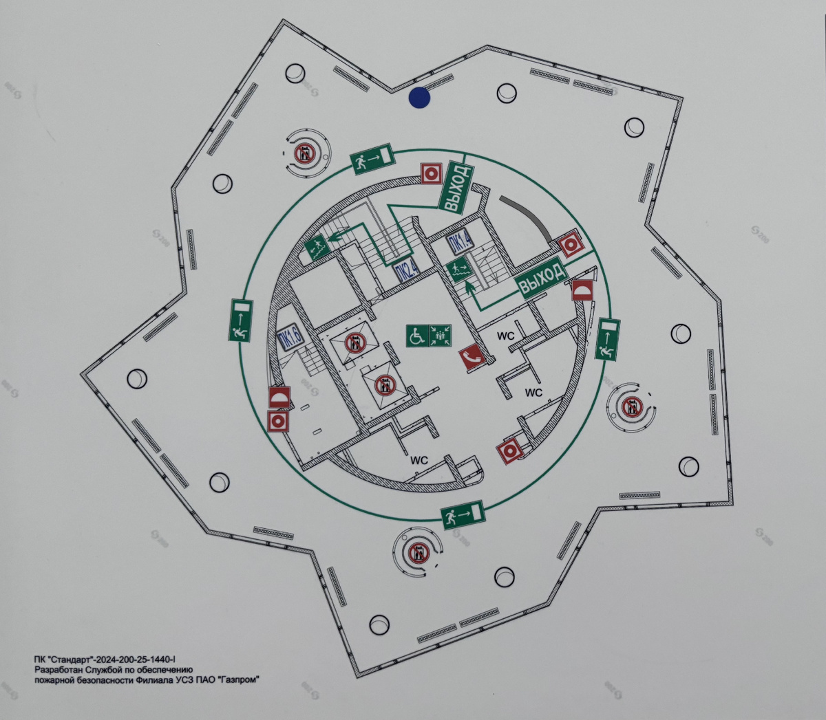 фото эвакуационного выхода, наглядно видно ребра башни, пять "лепестков"