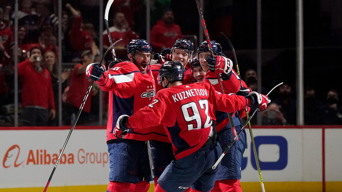  Julio Cortez / AP- Левый крайний нападающий «Вашингтон Кэпиталз» Александр Овечкин празднует забитый гол с товарищами по команде на матче против «Нью-Йорк Айлендерс», Вашингтон, 15 марта 2022 года