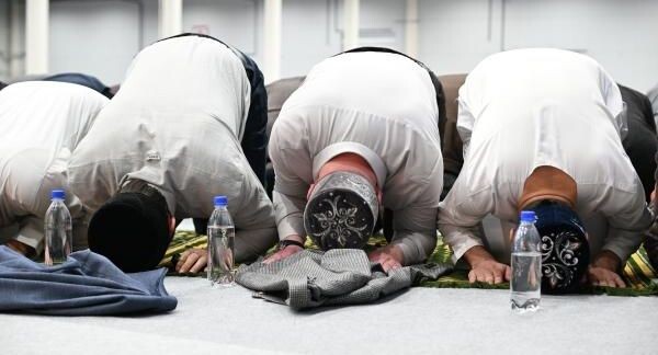 Муфтии выступили против никабов и публичных намазов в России