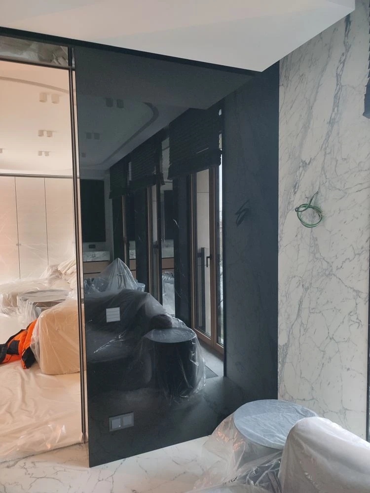 Уже в выключенном состоянии. Представляет собой красивое чёрное стеклянное полотно с невидимым местом установки экрана. В какой-то момент стена начинает показывать видеоматериалы 🔥