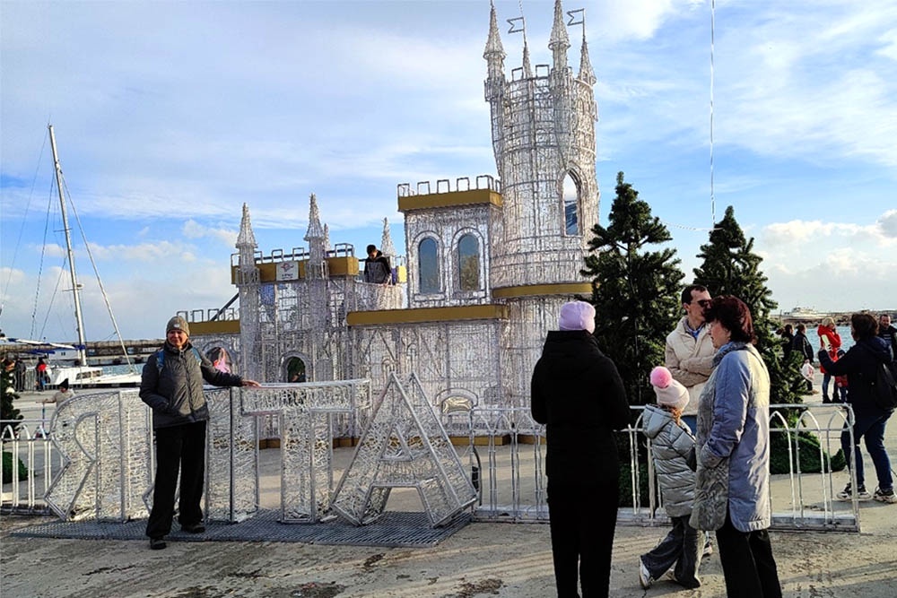    В крымских городах-курортах к Новому году уже начали украшать набережные. / Сергей Винник