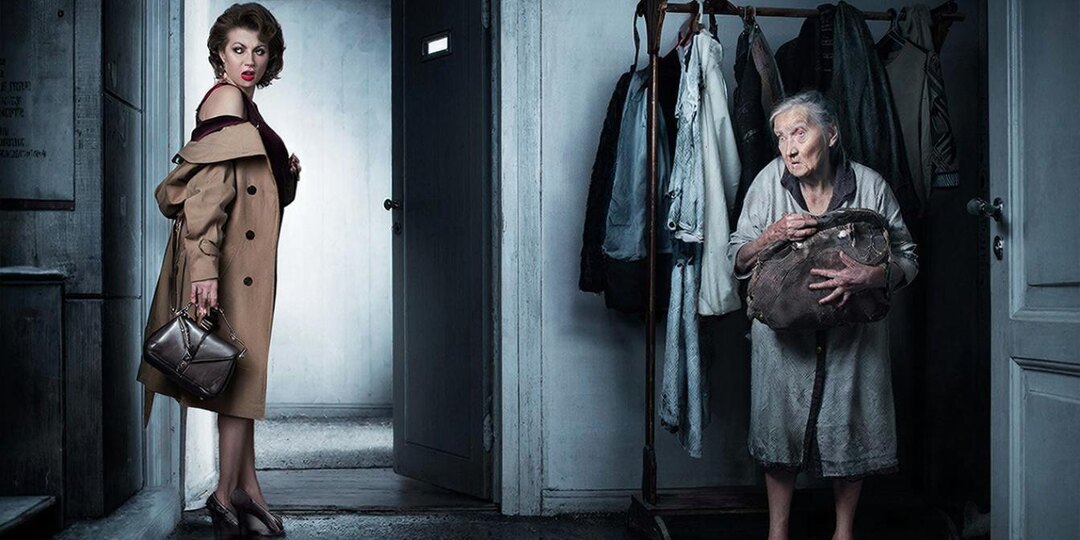 Соседка попросила меня присмотреть за её матерью на час... и сбежала...